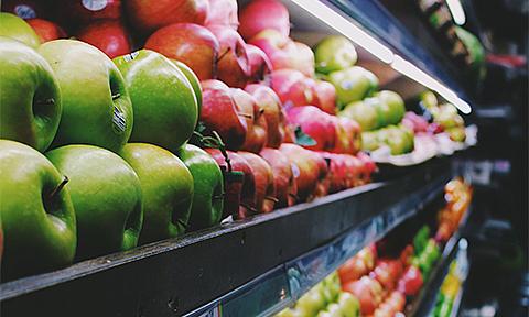 Apples in the grocery store